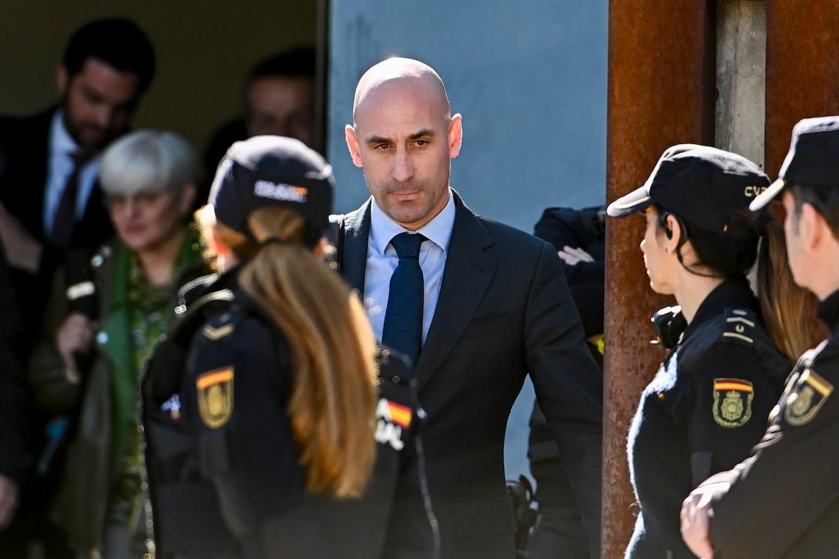 Luis Rubiales, o expresidente da Real Federação Espanhola de Futebol (RFEF), ao sair do julgamento realizado na Audiencia Nacional, em fevereiro passado. (Foto: FERNANDO VILLAR/EFE)