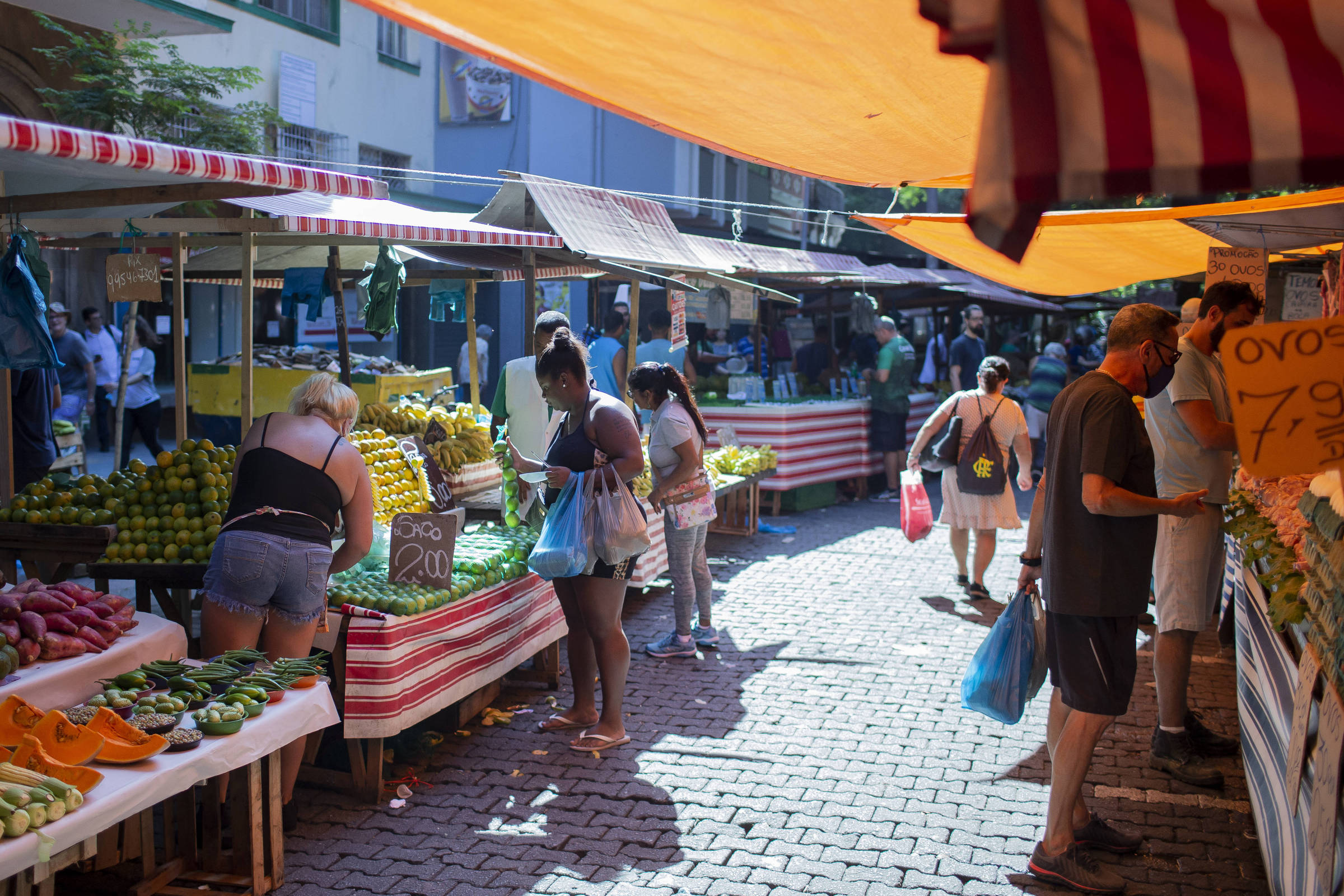 Movimento em feira livre no largo do Machado, no Catete, na zona sul do Rio de Janeiro. (Foto: Eduardo Anizelli)