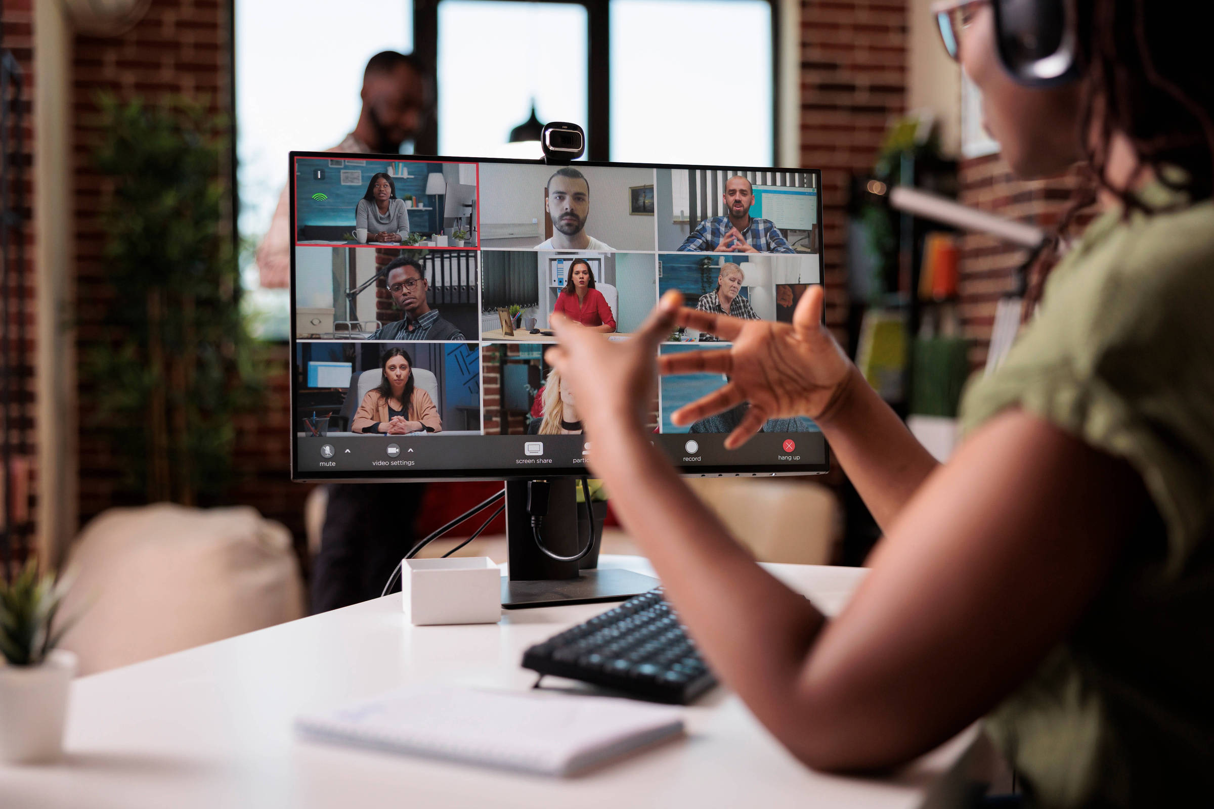 Para defensores do trabalho presencial, a ausência do convívio prejudica funcionários mais novos, que deixam de aprender com colegas no dia a dia. (Foto: Dragos Condrea - DC Studio/Adobe Stock)