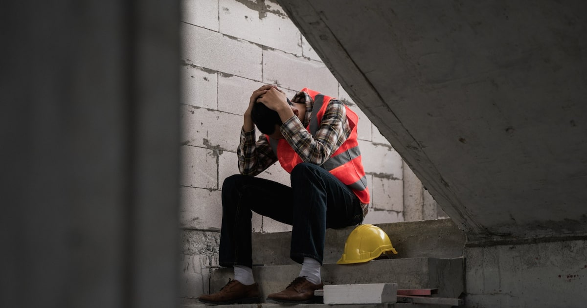 Trabalhadores em escala 6x1 relatam prejuízos à saúde física e mental, segundo estudo conduzido na UFF (Universidade Federal Fluminense). (Foto: pitipat/Adobe Stock)