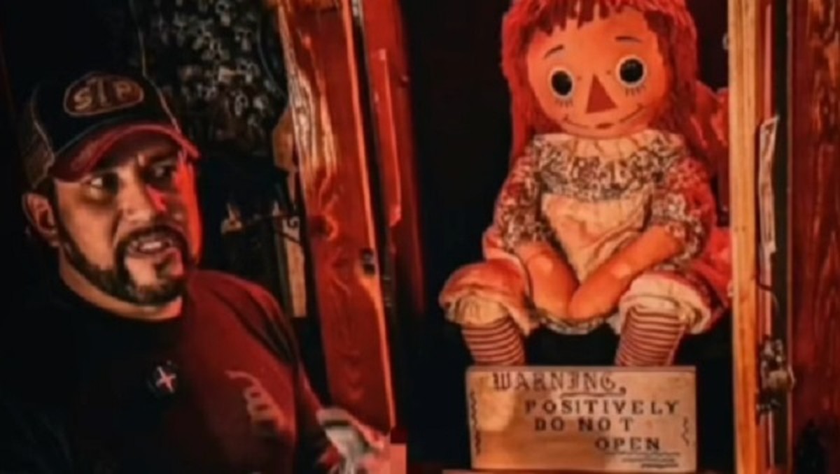 Investigador paranormal falece durante turnê com a boneca Annabelle