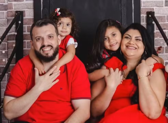 O casal Paulo Almeida Júnior e Tatiane, junto às filhas, Maria Luiza e Melinda Rebeca. (Foto: Arquivo pessoal)