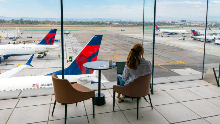 Uma vista do Delta Sky Club no Aeroporto Internacional de Los Angeles, em 2 de setembro de 2022. (Foto: AaronP | Bauer-Griffin | GC Images | Getty Images)