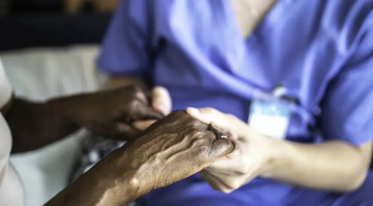Doença de Parkinson causa sintomas como dificuldade de movimentação, tremores e rigidez muscular (Foto: Getty Images/FG Trade)