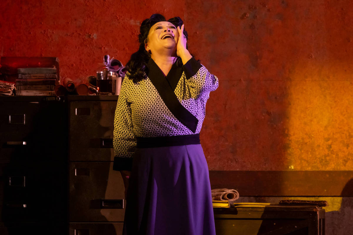 Falta conexão entre as óperas de Puccini e Strauss em nova montagem teatral