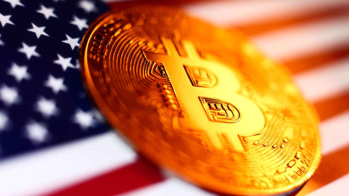 Trump assina ordem que libera criptomoedas em fundos de pensão nos EUA