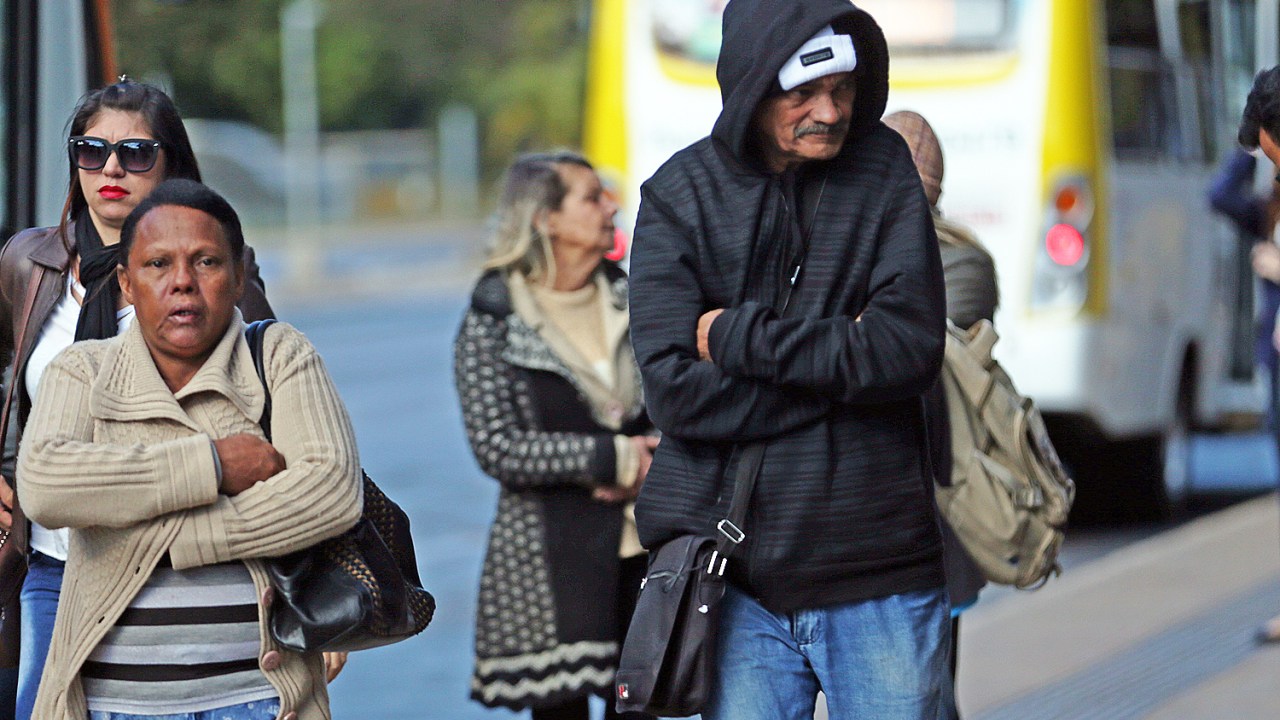 Frio intenso persiste em dez capitais neste domingo, segundo o Inmet