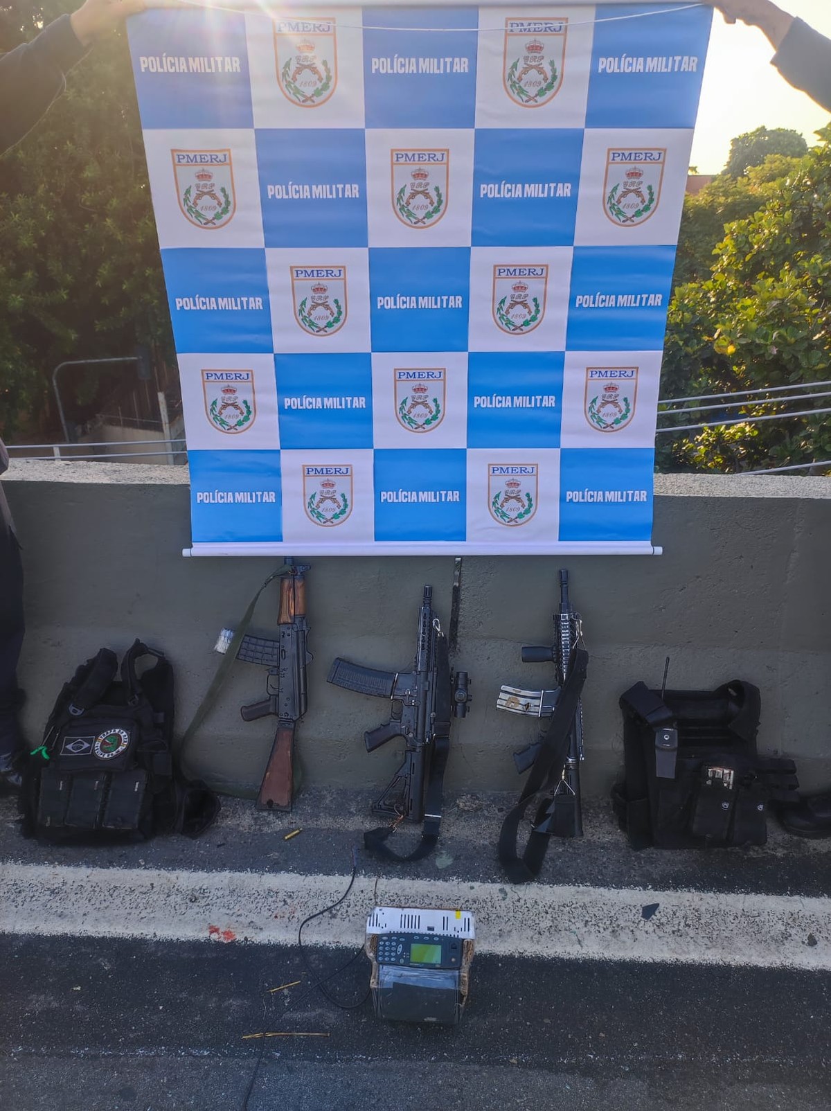 Material apreendido com suspeitos que foram perseguidos pela PM na Ilha do Governador (Foto: Divulgação / Polícia Militar)