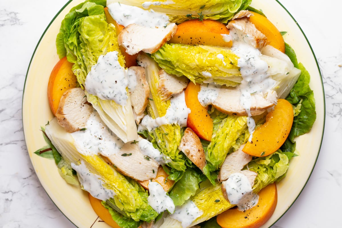El Comidista apresenta ensalada de pollo com pasta e molho de berenjenas no menu semanal