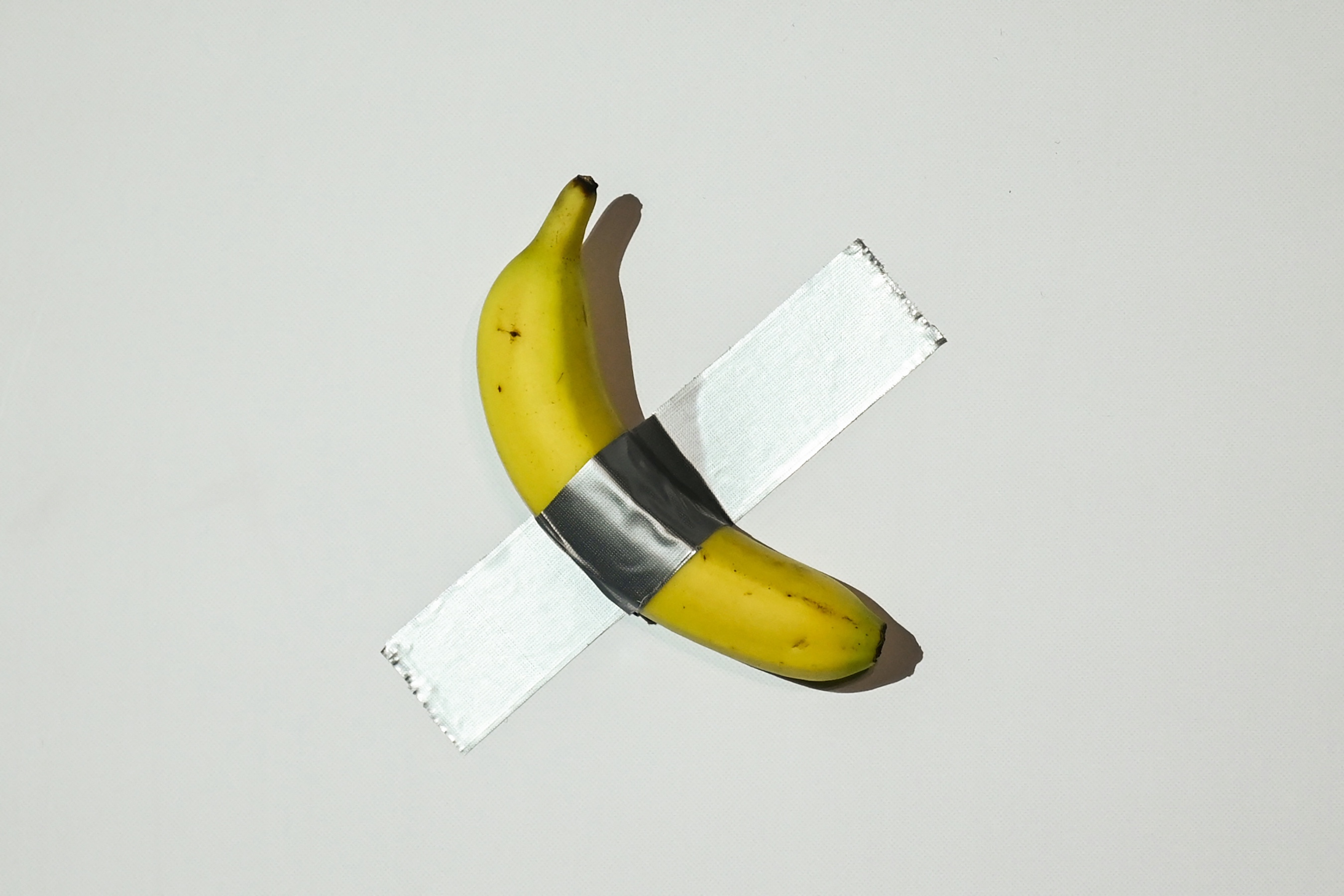 Alguém comeu novamente a famosa banana adesivada de Maurizio Cattelan