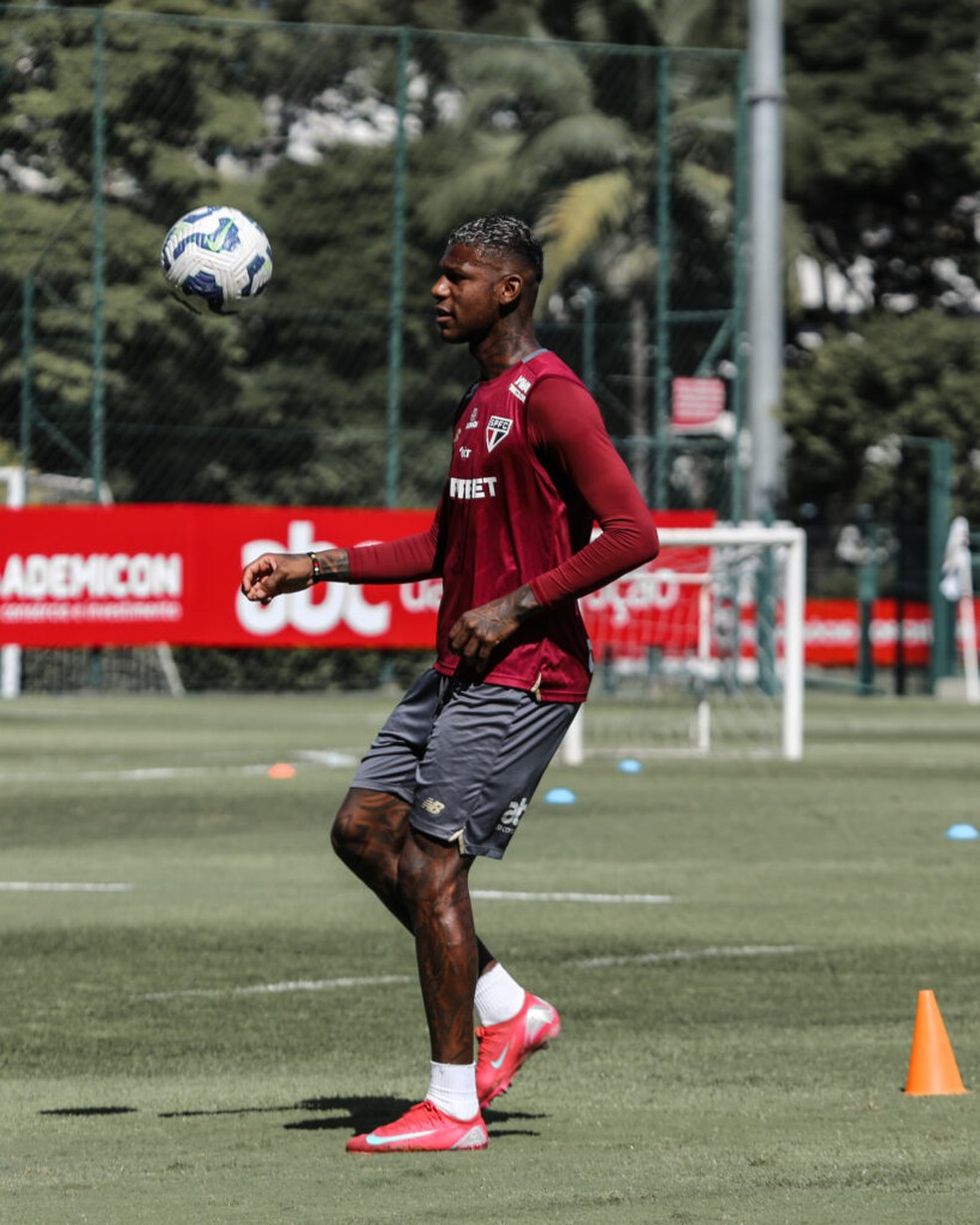 Arboleda em treino do São Paulo (Foto: Divulgação / São Paulo)