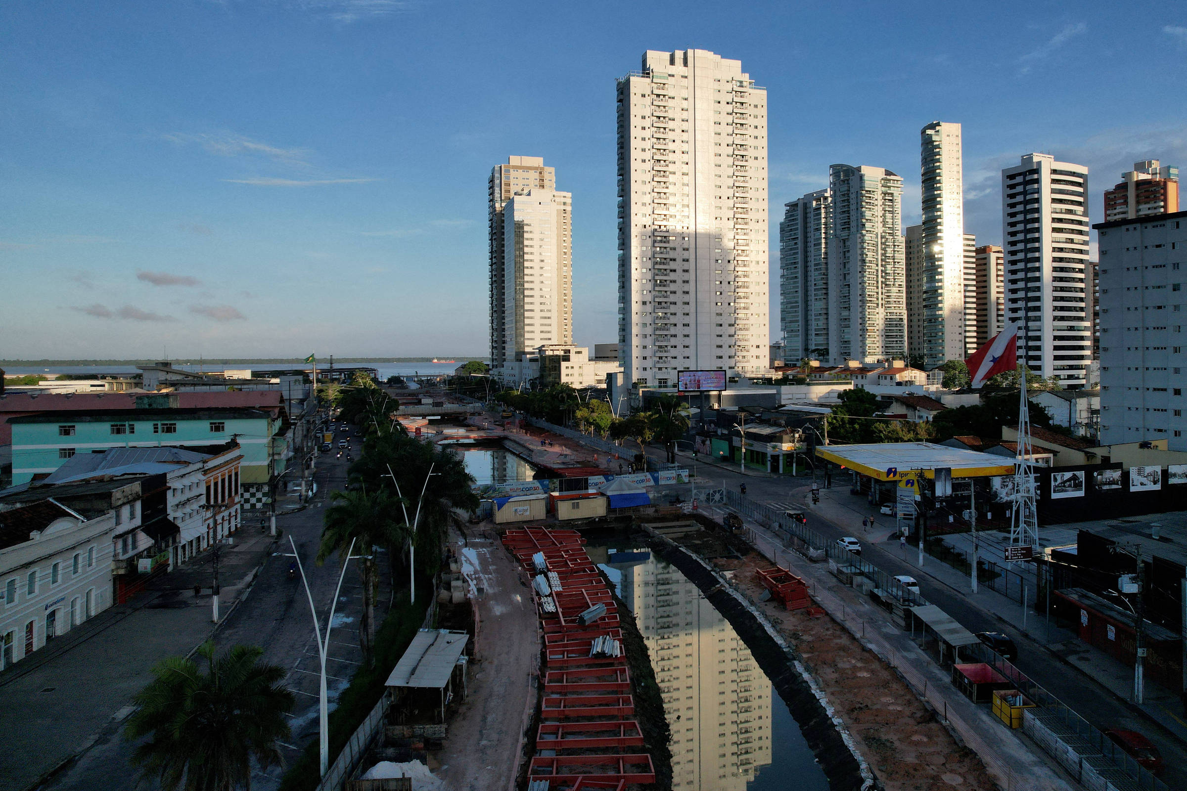 Obras de saneamento e do novo píer no centro de Belém, no Pará, durante os preparativos para a COP30; imagem de 6 de fevereiro de 2025 (Foto: Adriano Machado - 06.fev.25/Reuters)