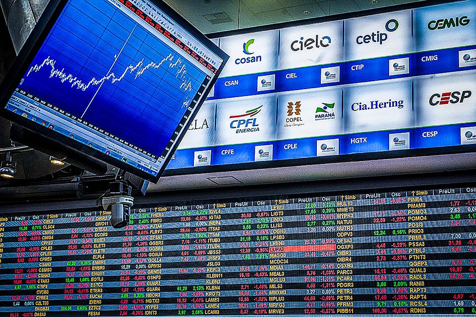 Ibovespa inicia o dia em queda de mais de 1% e perde ganhos anteriores