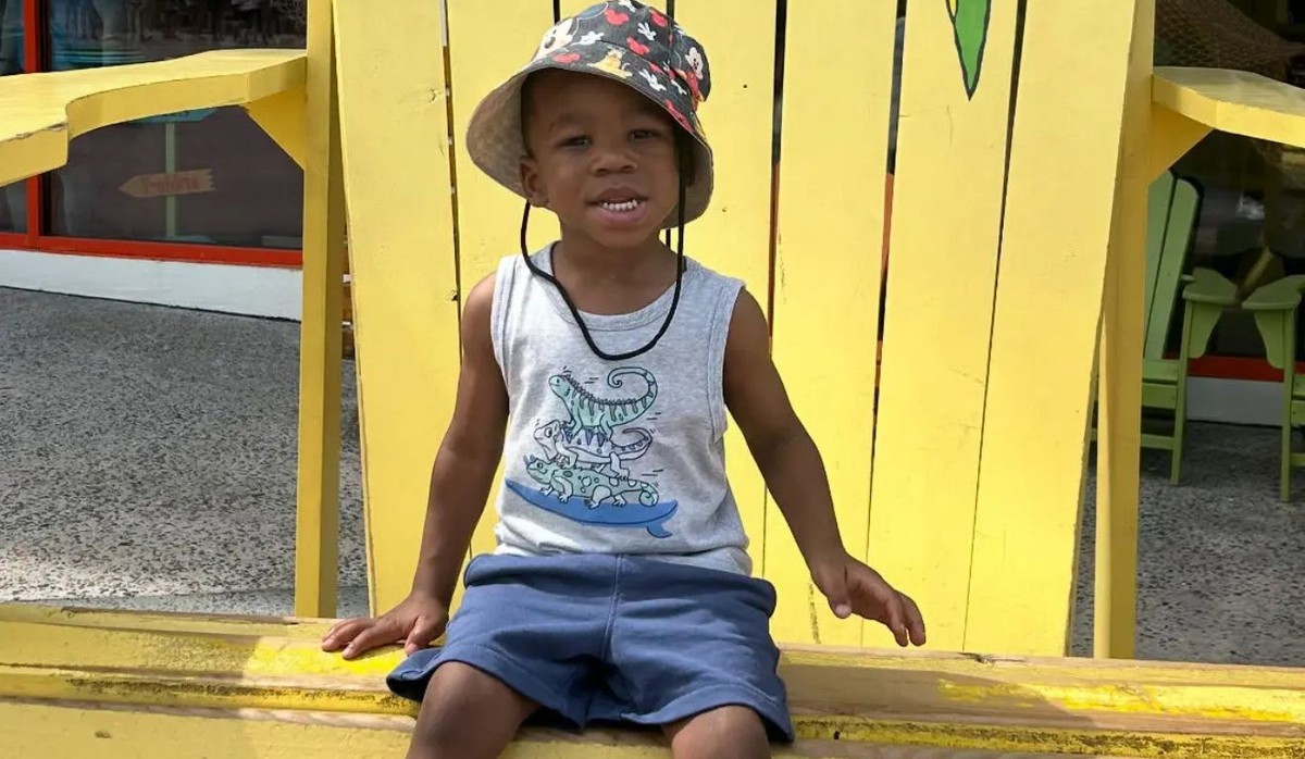 Menino de 3 anos morre após ser esquecido em carro por cinco horas nos EUA