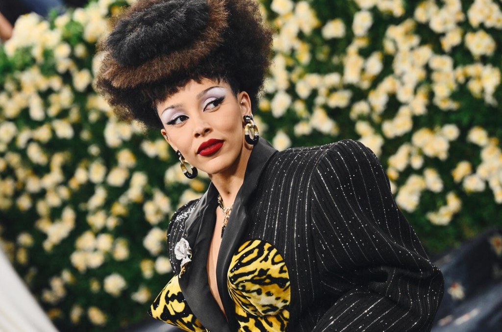 Doja Cat disse que seu look inspirado nos anos 1980 para o Met Gala de 2025 foi uma prévia de seu próximo quinto álbum, 'Vie'. (Foto: Reprodução)