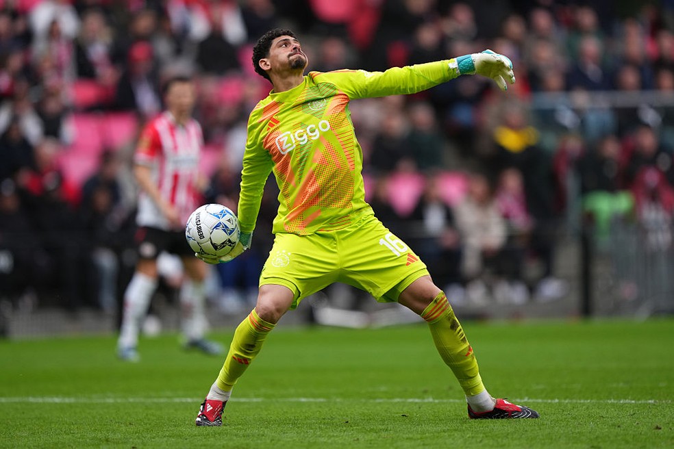 Matheus Magalhães em ação pelo Ajax (Foto: Alex Bierens de Haan/Getty Images)
