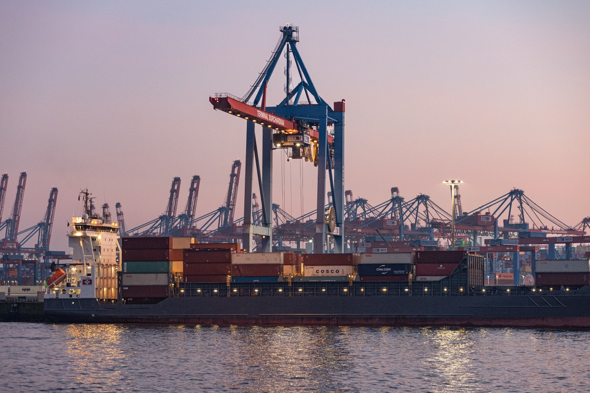 Navios aguardam para atracar no Porto de Hamburgo, na Alemanha. (Foto: Maria Feck/Bloomberg)