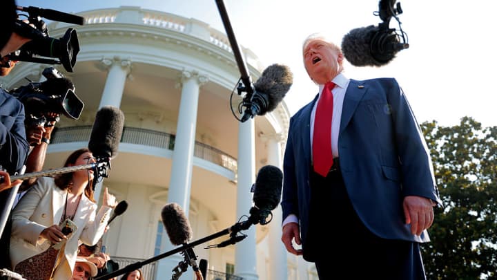 Trump propõe 'reembolso' de tarifas, mas especialistas alertam para desafios