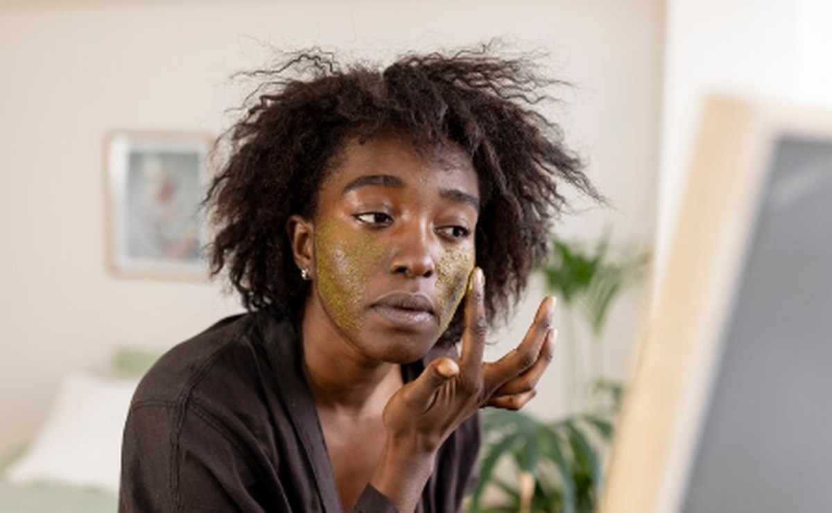 Excesso de skincare pode causar danos à pele, alerta dermatologista sobre riscos
