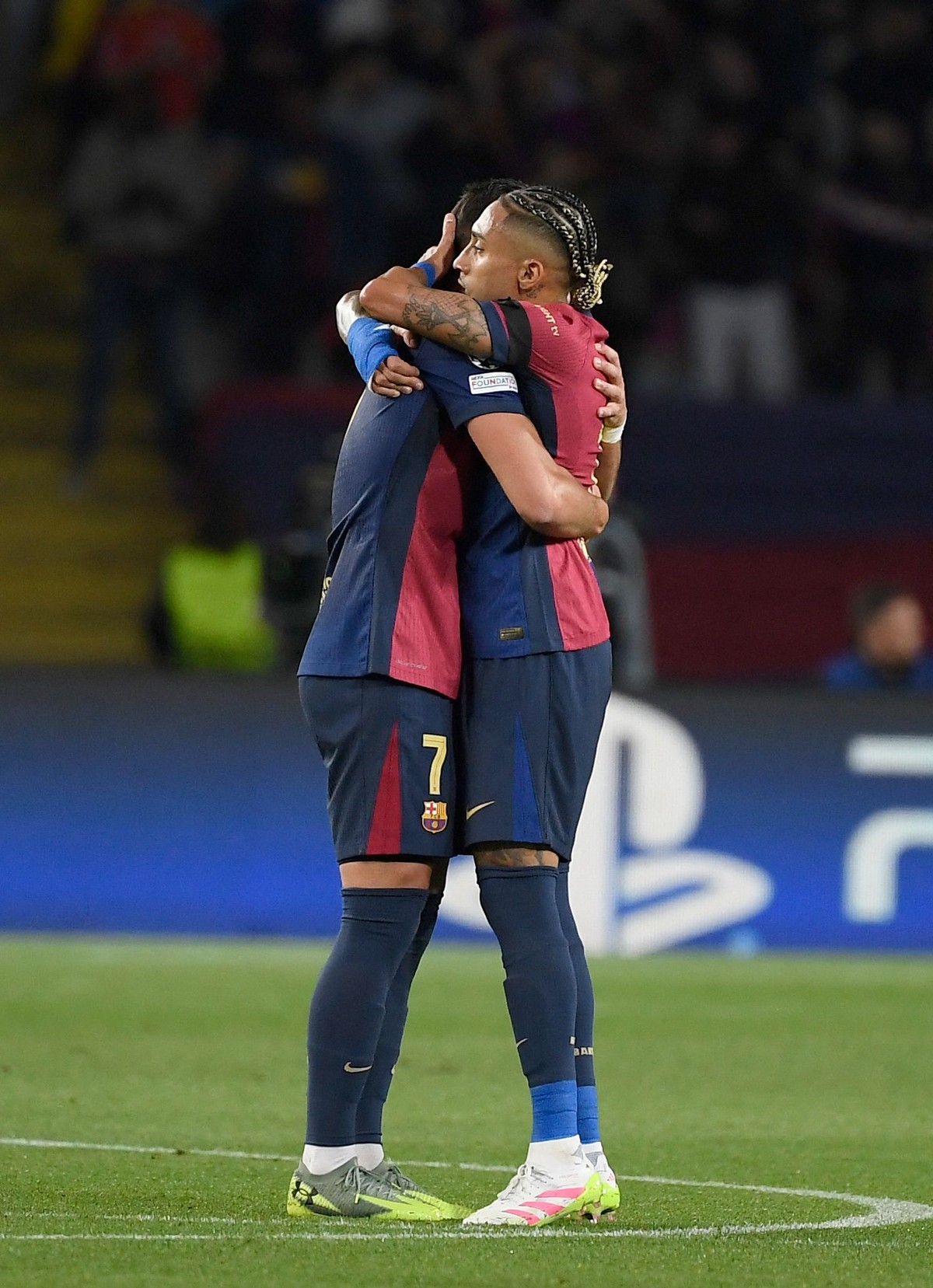 Raphinha cumprimenta Ferran Torres após dar a assistência para o gol do espanhol em Barcelona x Inter de Milão (Foto: Josep Lago/AFP)