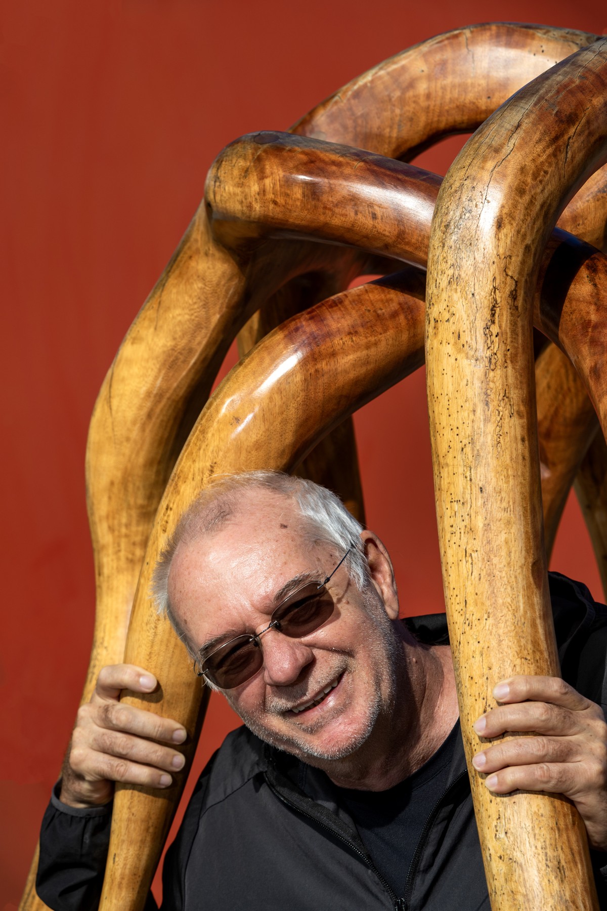 Móveis de Hugo França estimulam interação e revelam conexão com a madeira