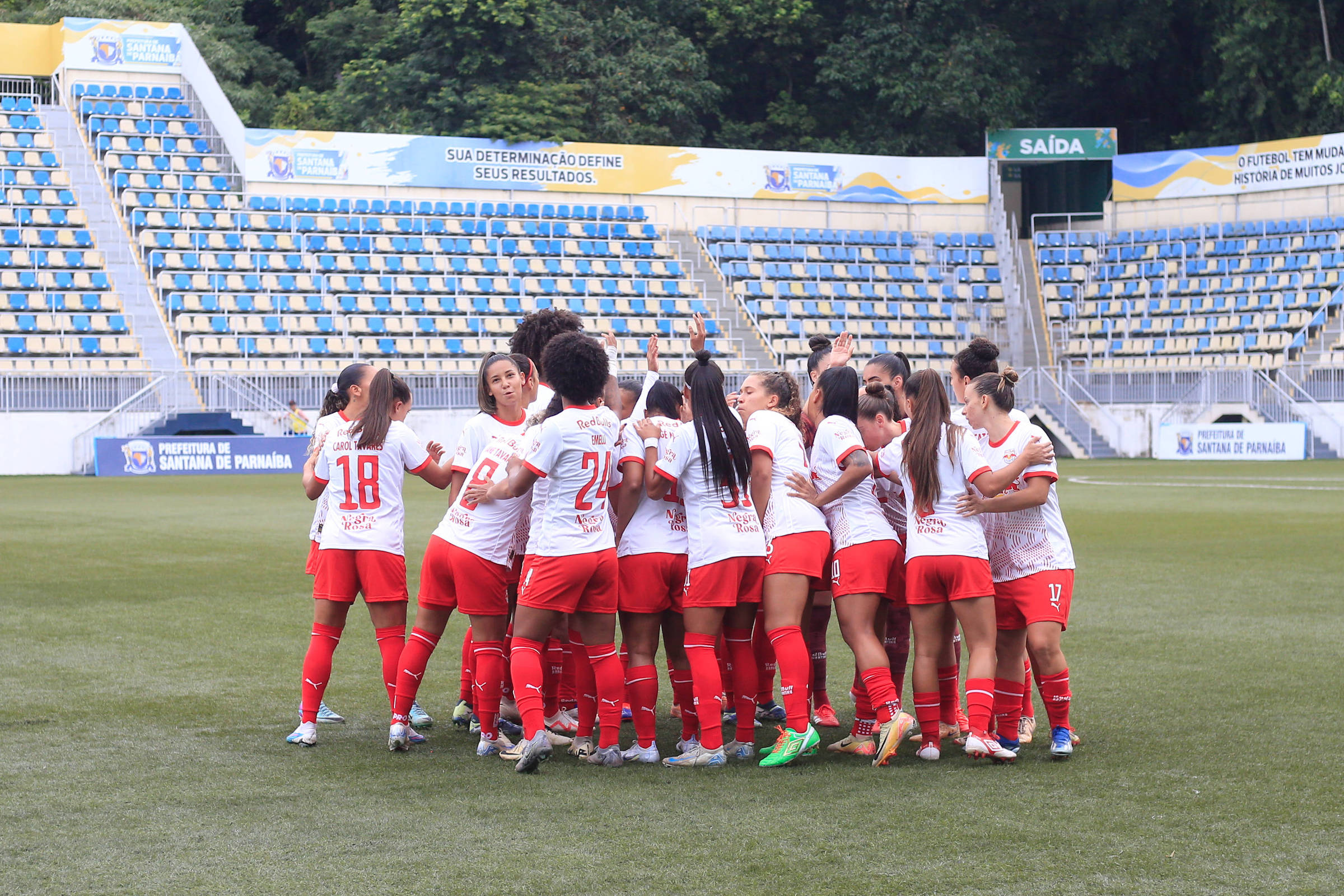 Arquibancadas vazias em Bragantino 2 x 2 Corinthians, em Santana de Parnaíba (região metropolitana de São Paulo); jogo do Brasileiro feminino sem cobrança de ingressos e visto por 282 torcedores (Foto: Fernando Roberto - 30.mar.2025/Divulgação/Red Bull Bragantino)