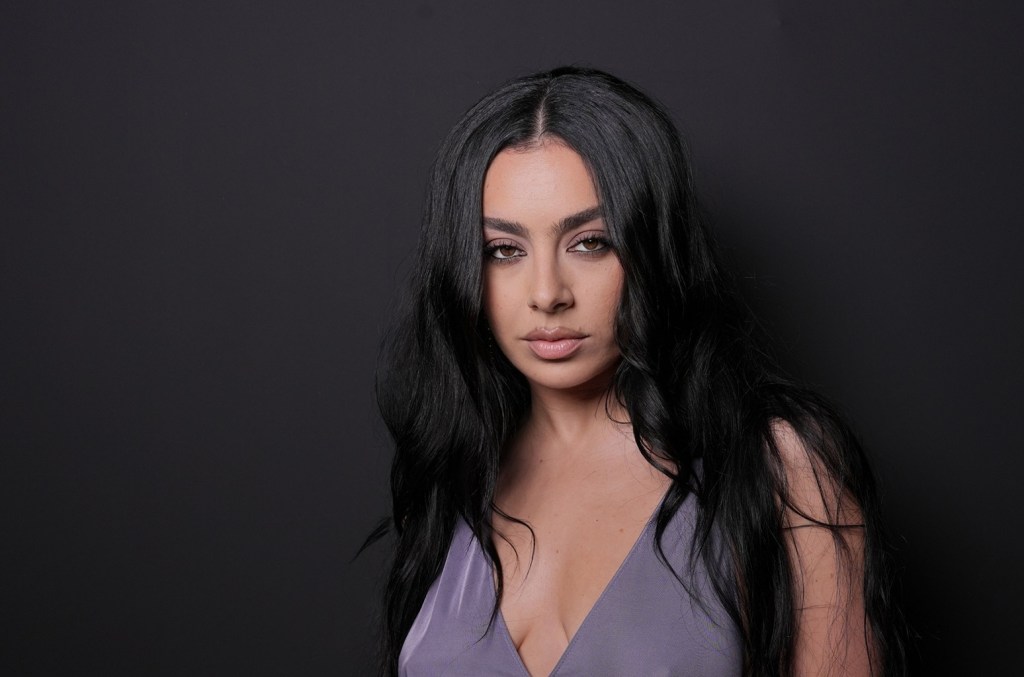Charli XCX propõe versão com 'It Girls' para a franquia Final Destination