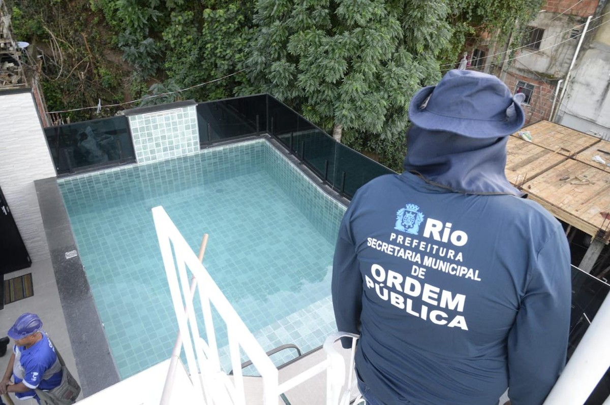 Ação conjunta derruba mansões de luxo na Rocinha usadas por traficantes do Ceará