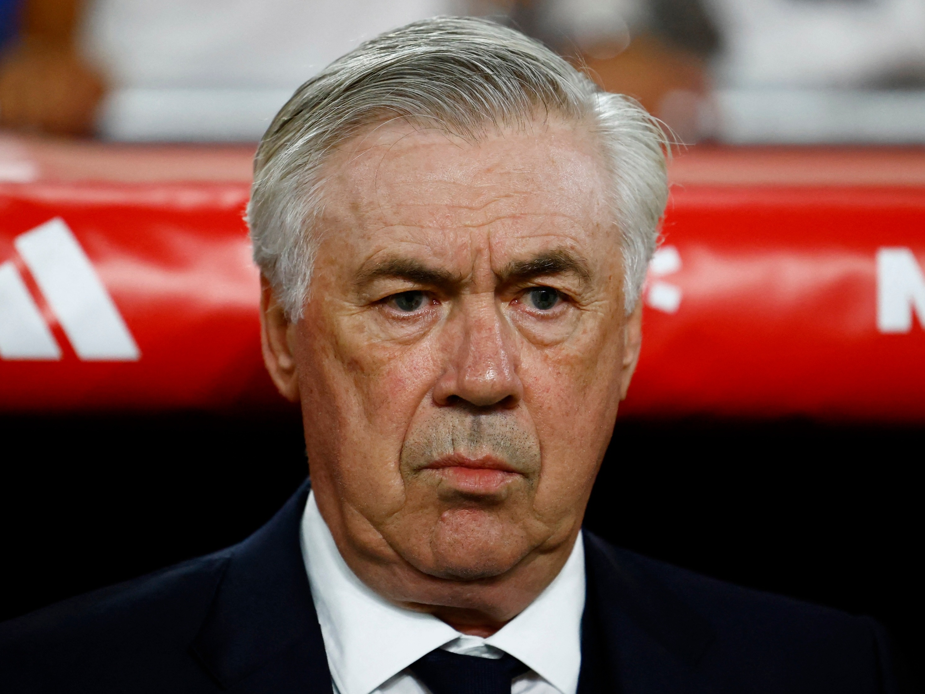 Carlo Ancelotti, técnico do Real Madrid, durante jogo contra o Barcelona (Foto: REUTERS/Borja Suarez)