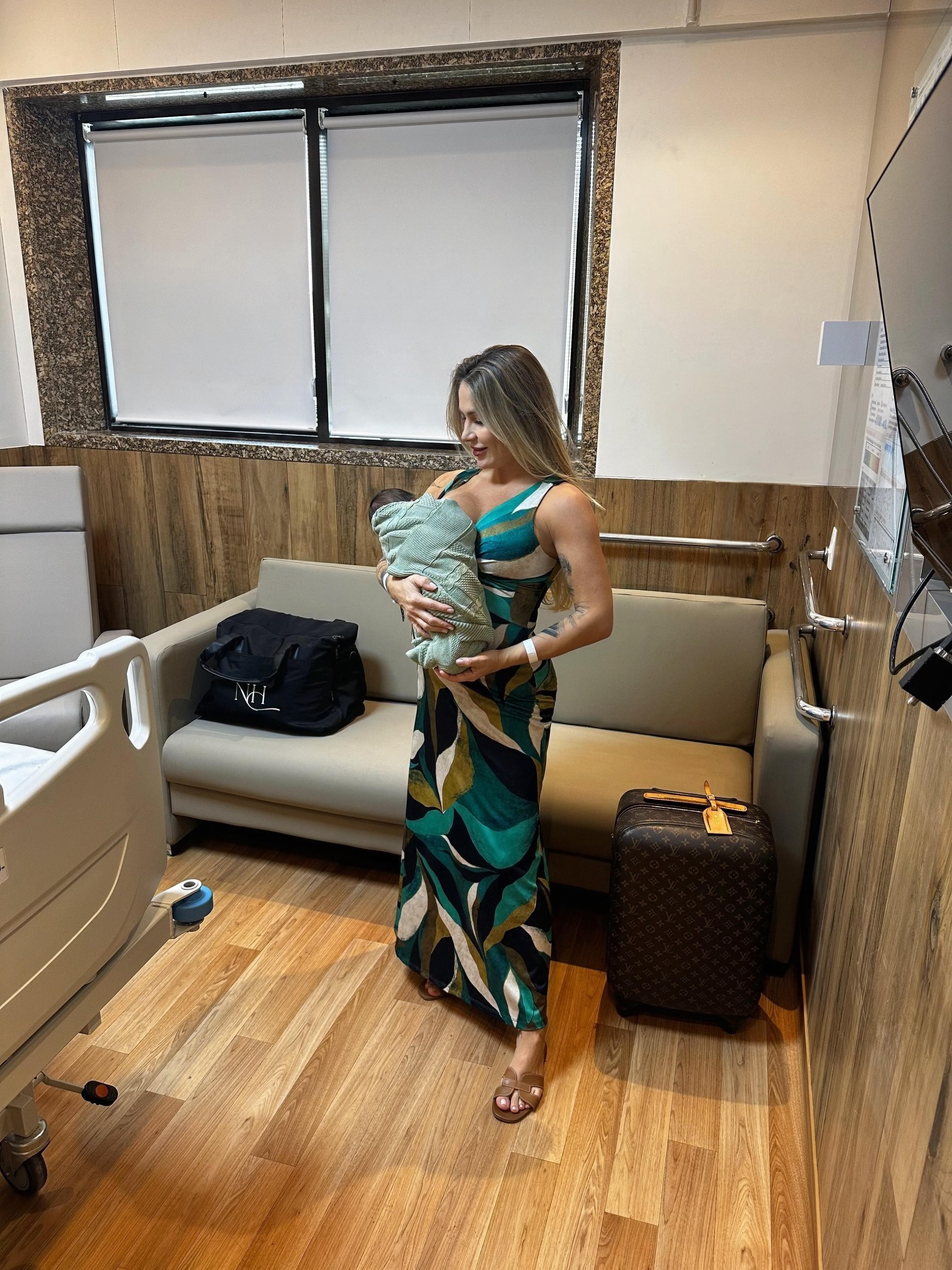 Renata Dávila celebra nascimento do segundo filho e exibe felicidade nas redes sociais