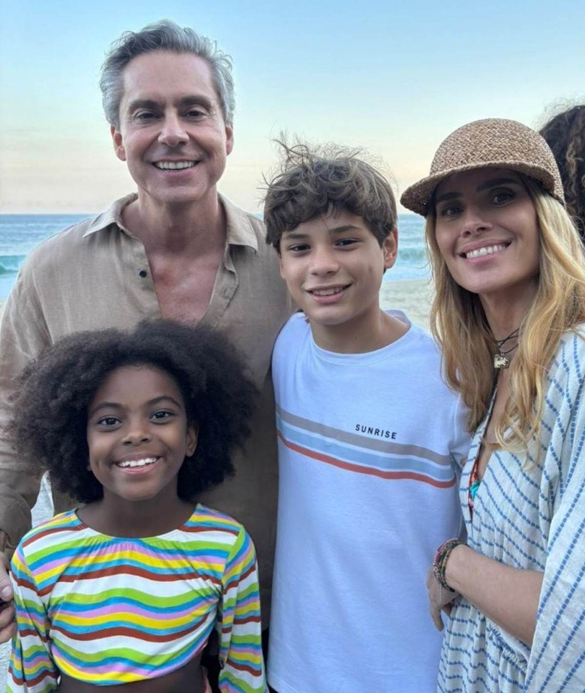 Renato descobre Marco Aurélio e Leila em momento íntimo juntos