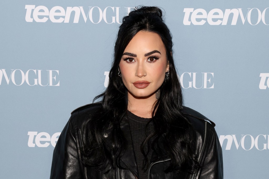 Demi Lovato retorna à loja de iogurte após críticas sobre exibições de calorias