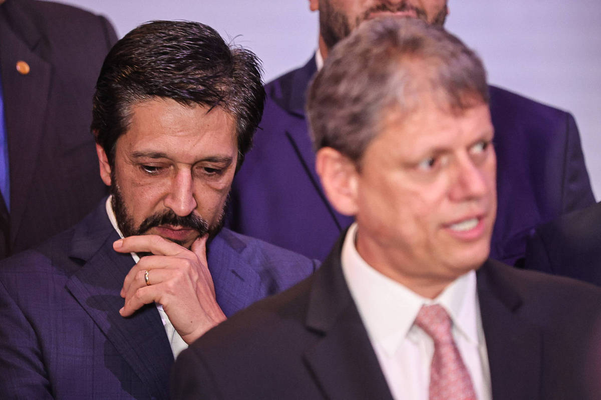 Ricardo Nunes e o governador Tarcísio de Freitas durante leilão do Lote Alto Tietê, na sede da Bolsa de Valores do Brasil (B3). (Foto: Rafaela Araújo - 28.mar.2025/Folhapress)