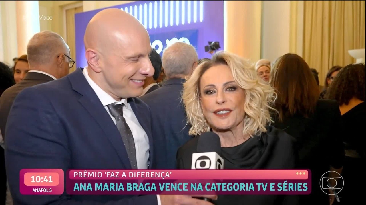Ana recebe prêmio e celebra homenagem emocionante de Fagundes