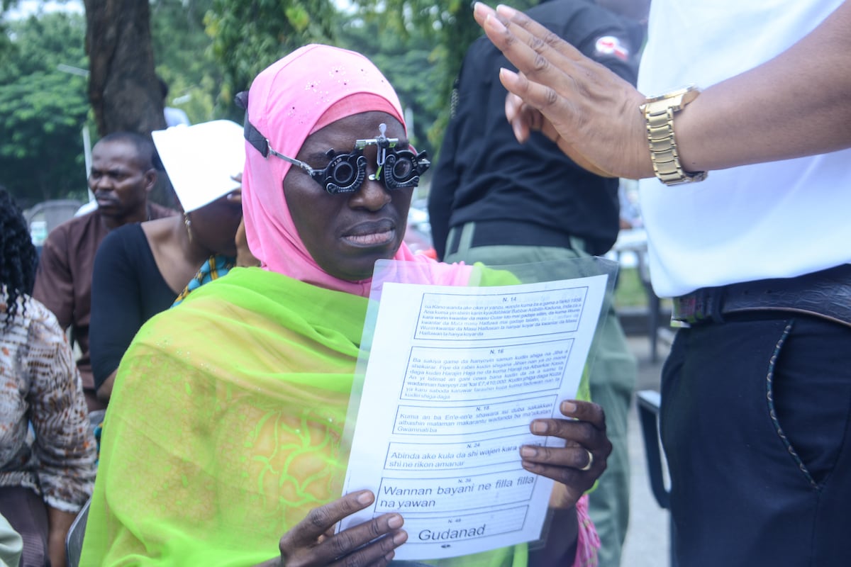 Uma mulher em um exame de vista realizado durante um programa de revisão oftalmológica massiva no Dia Mundial da Visão 2023, em Abuja, Nigéria. (Foto: NurPhoto)