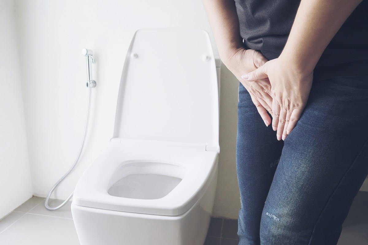 Mulheres urinam com mais frequência devido a fatores biológicos e hormonais