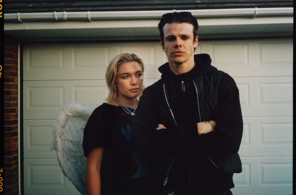 Yungblud lança clipe emocional de "Zombie" com participação de Florence Pugh