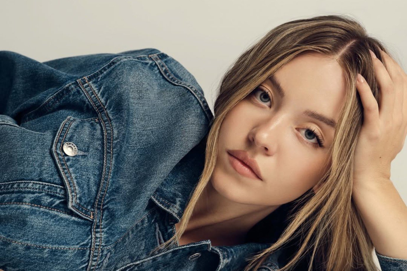American Eagle lucra com campanha polêmica envolvendo Sydney Sweeney