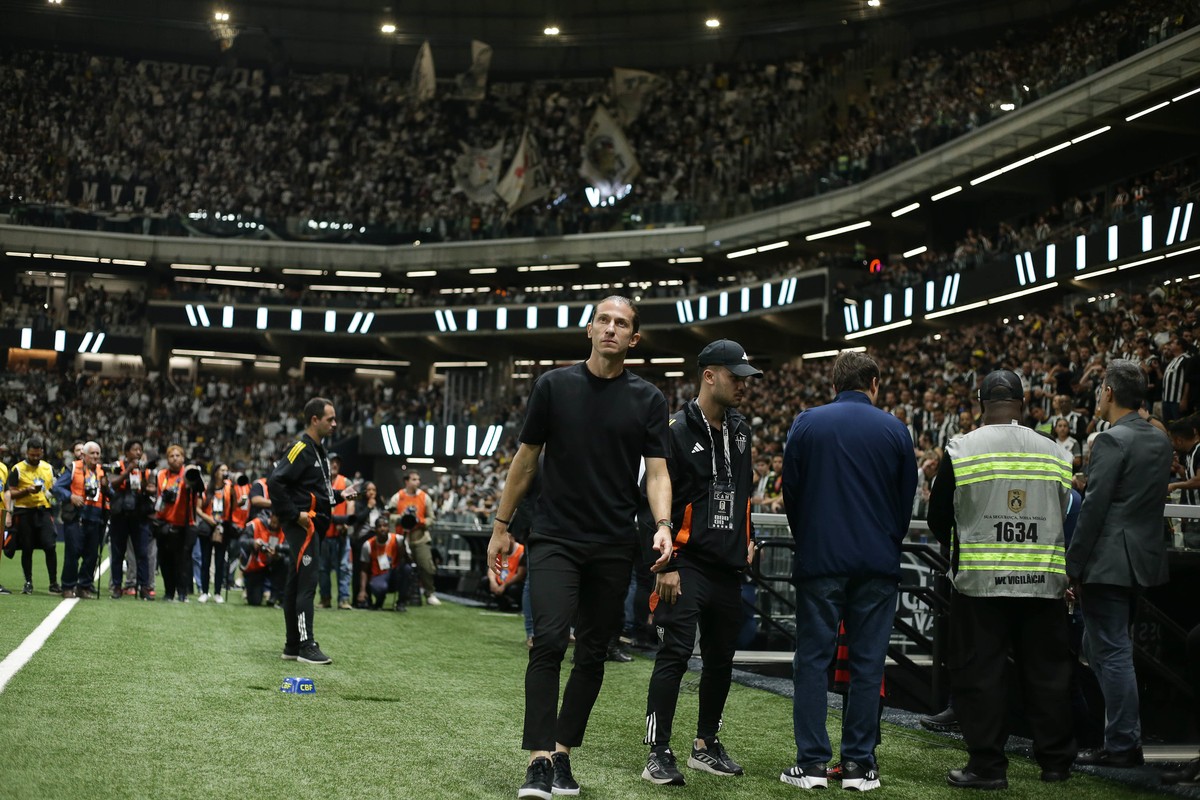 Filipe Luís defende Flamengo e critica pressão por títulos após eliminação na Copa