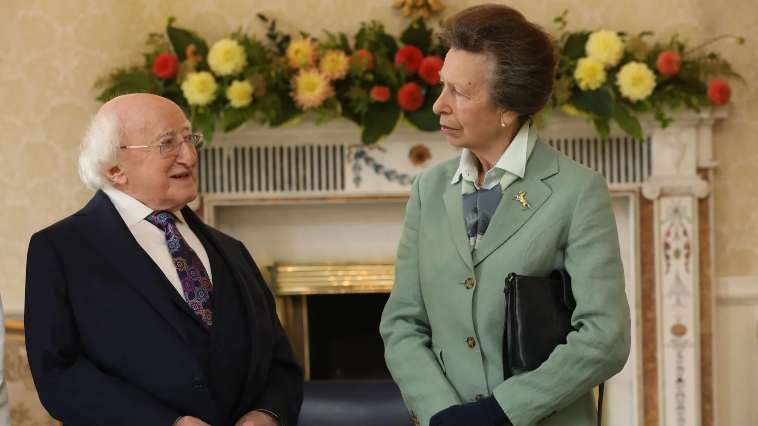 Presidente da Irlanda recebe a princesa Anne em visita a Dublin