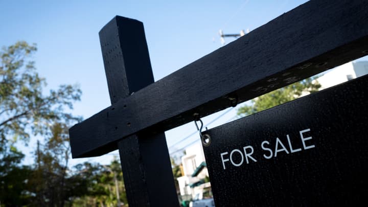 Uma placa de "À Venda" está em frente a uma casa em Miami, Flórida, EUA, em 16 de abril de 2025. (Foto: Marco Bello | Reuters)