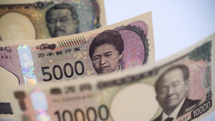 Banco central do Japão enfrenta desafios com tarifas e salários em queda