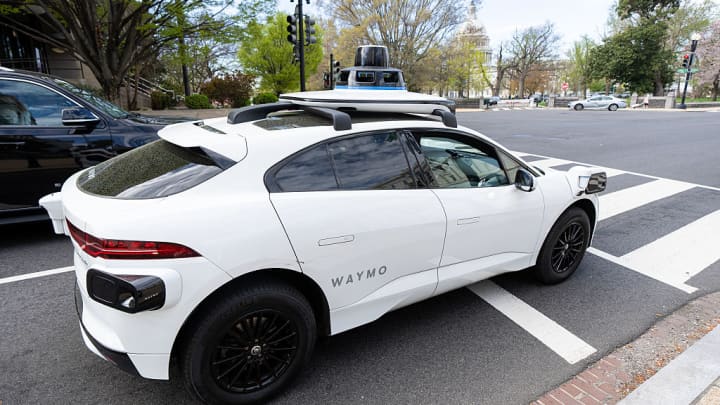 Um carro autônomo da Waymo, visto com um motorista, para em um semáforo vermelho fora do Capitólio dos Estados Unidos em Washington, D.C., na sexta-feira, 31 de março de 2025. (Foto: Bill Clark | CQ-Roll Call, Inc. | Getty Images)