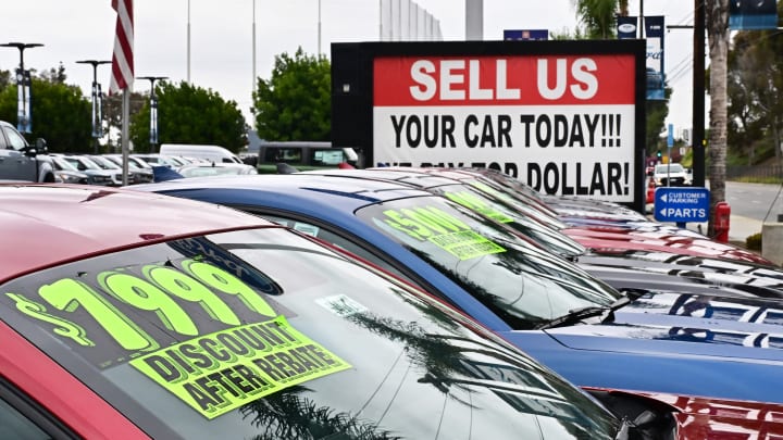 Um Ford Mustang é visto em uma concessionária de carros usados em Montebello, Califórnia, em 5 de maio de 2025. (Foto: Frederic J. Brown | AFP | Getty Images)