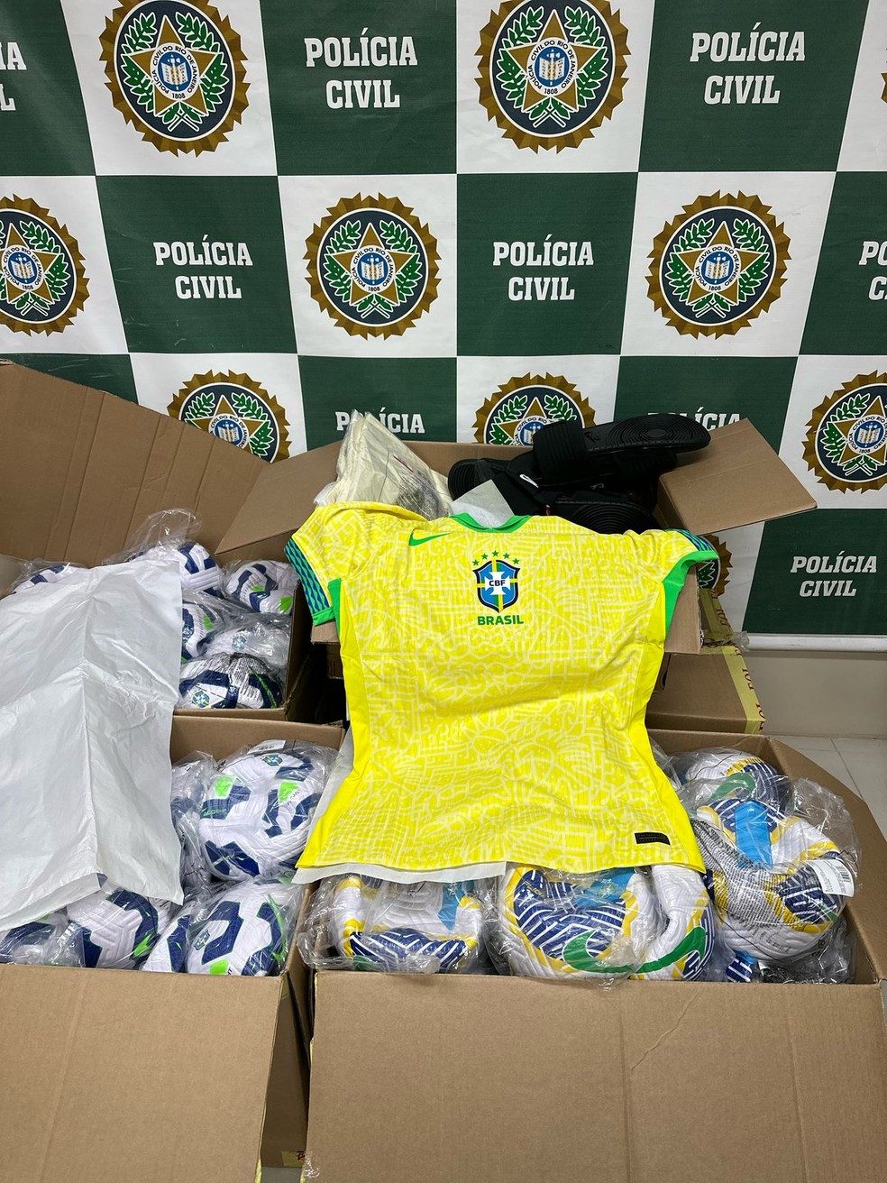 Entre os itens apreendidos pela Polícia Civil, estavam bolas, chuteiras, uniformes e outros produtos exclusivos da CBF (Confederação Brasileira de Futebol). (Foto: Polícia Civil)