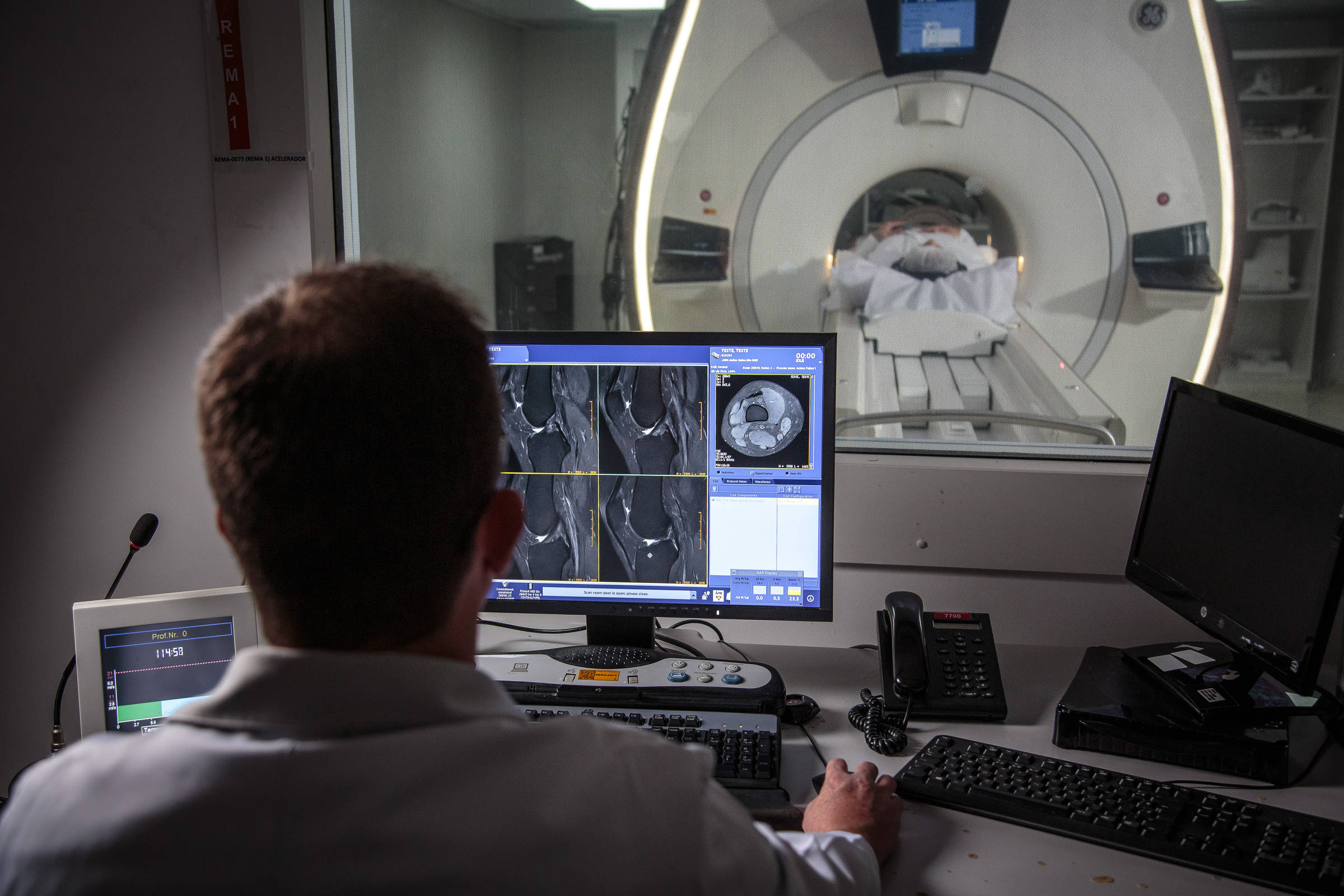 Máquina de ressonância magnética do Grupo Fleury, que conta com recursos de inteligência artificial (Foto: Jardiel Carvalho - 14.abr.2025/Folhapress)