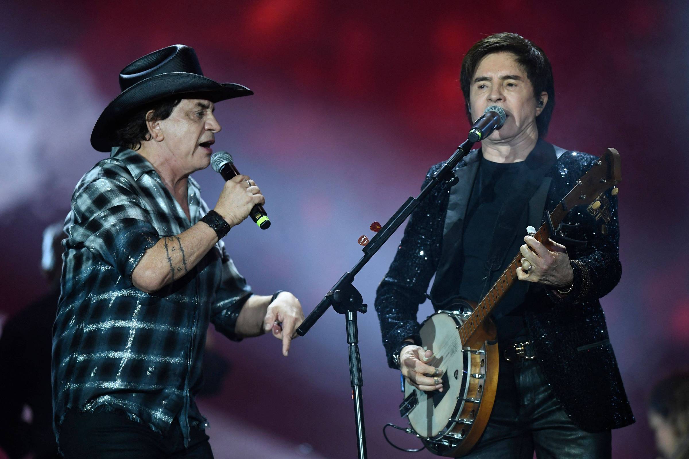 Chitãozinho e Xororó recebem homenagem especial em prêmio de música com shows
