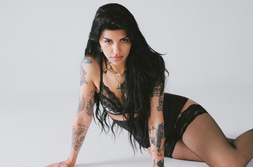 Cazzu lidera a parada Billboard Argentina Hot 100 pela segunda semana consecutiva, com "Con Otra" mantendo-se em primeiro lugar na lista datada de 3 de maio. (Foto: Reprodução)