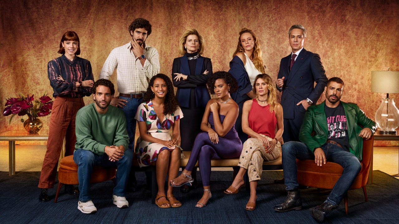 Solange (Alice Wegmann), Afonso Roitman (Humberto Carrão), Ivan (Renato Góes), Raquel (Taís Araujo), Odete Roitman (Débora Bloch), Maria de Fátima (Bella Campos), Heleninha (Paolla Oliveira), Leila (Carolina Dieckmann), Marco Aurélio (Alexandre Nero) e César (Cauã Reymond) (Foto: Fábio Rocha/TV Globo)
