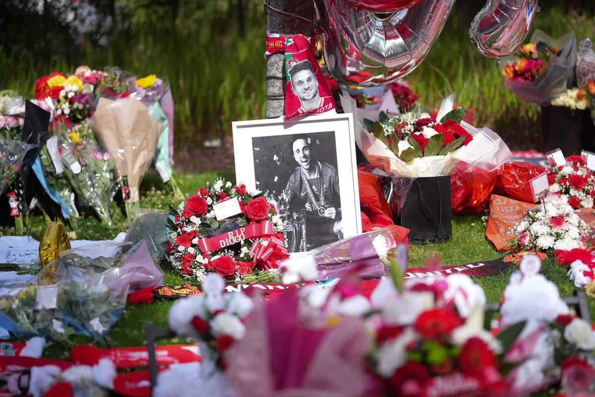 Liverpool homenageia Diogo Jota com escultura e emblema nos uniformes